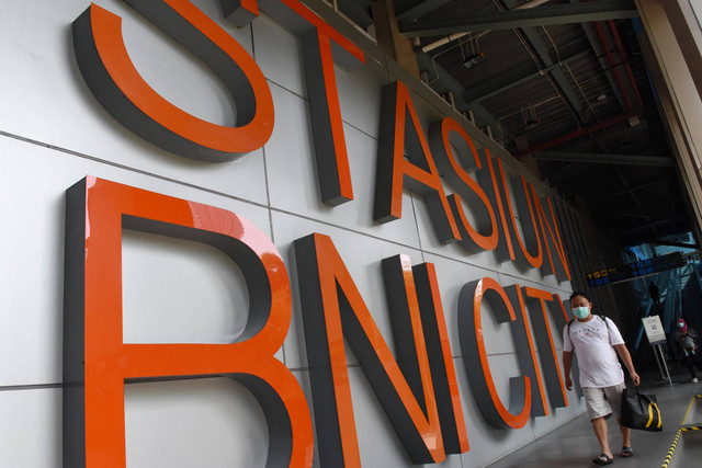 Penumpang berjalan melintsi Stasiun BNI City di Jakarta, Sabtu (30/7/2022).  Foto: Indrianto Eko Suwarso/ANTARA FOTO