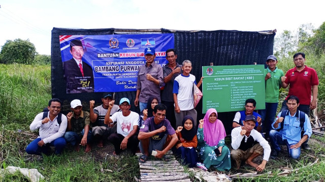 Anggota DPR RI Kalteng Bambang Purwanto berfoto bersama dengan anggota kelompok KTH Sepakat di Desa Tanjung Putri. Foto: IST/InfoPBUN