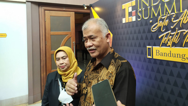 Sekjen Kemenperin Dody Widodo ketika menyampaikan keterangan soal ancaman resesi ekonomi bagi industri tekstil di Kampus Politeknik STTT, Kota Bandung pada Sabtu (30/7). Foto: Rachmadi Rasyad/kumparan