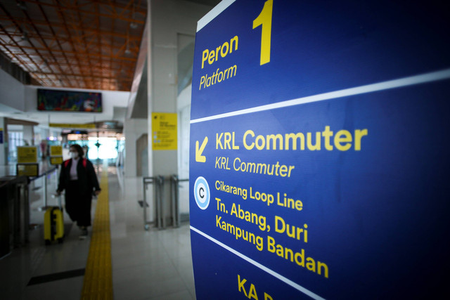 Penumpang melintas di Stasiun BNI CIty, Jakarta, Kamis (28/7/2022).  Foto: Rivan Awal Lingga/ANTARA FOTO