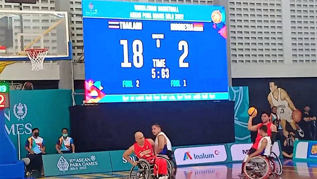 Pertandingan basket kursi roda putra ASEAN Para Games 2022 antara tim Indonesia versus Thailand di GOR Sritex Arena, Solo, Sabtu (30/07/2022). FOTO: Agung Santoso