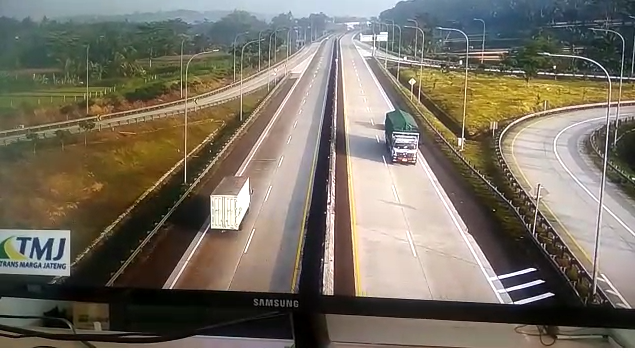 Sebuah mobil Toyota Fortuner terlibat kecelakaan di di KM 483 ruas Tol Semarang-Solo di wilayah Kabupaten Boyolali. (Istimewa)