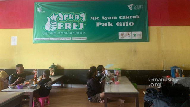 Warung Beres merupakan salah satu program pemberdayaan Dompet Dhuafa Jogja. Paguyuban ini diinisiasi dari dana zakat yang disalurkan dalam bentuk pemberian modal dan juga pelatihan serta pendampingan pada para dhuafa. Paguyuban ini bertujuan penyaluran zakat tidak hanya membantu kebutuhan para dhuafa saat itu. (Rabu, 27/07/2022)