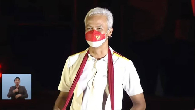 Gubernur Jawa Tengah, Ganjar Pranowo, tampil dalam seremoni pembukaan ASEAN Para Games 2022 di Stadion Manahan Solo, Sabtu (30/07/2022). FOTO: Tangkap layar YouTube Gibran TV