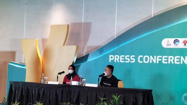 Pelatih para badminton Indonesia, Yuanita Ambar Wulandari dan pemain ganda putra, Hafiz Brilliansyah, dalam konferensi pers di Hotel Swiss-Bellinn Saripetojo, Solo, Sabtu (30/07/2022). FOTO: Agung Santoso