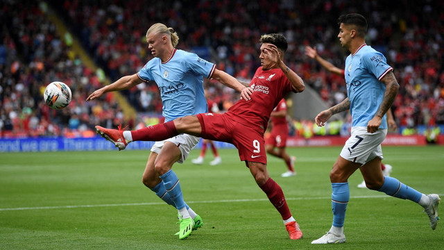 Pemain Manchester City Erling Braut Haaland beraksi dengan pemain Liverpool Roberto Firmino di King Power Stadium, Leicester, Inggris, Sabtu (30/7/2022). Foto: Tony Obrien/REUTERS