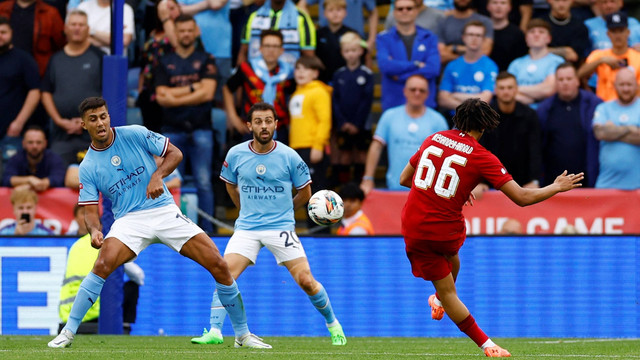Pemain Liverpool Trent Alexander-Arnold mencetak gol pertama mereka saat hadapi Manchester City di King Power Stadium, Leicester, Inggris, Sabtu (30/7/2022). Foto: Action Images via Reuters/Andrew Boyers