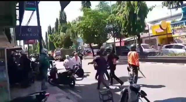 Suasana kericuhan suporter di Gejayan, Yogyakarta, Senin (25/7/2022). Foto: istimewa