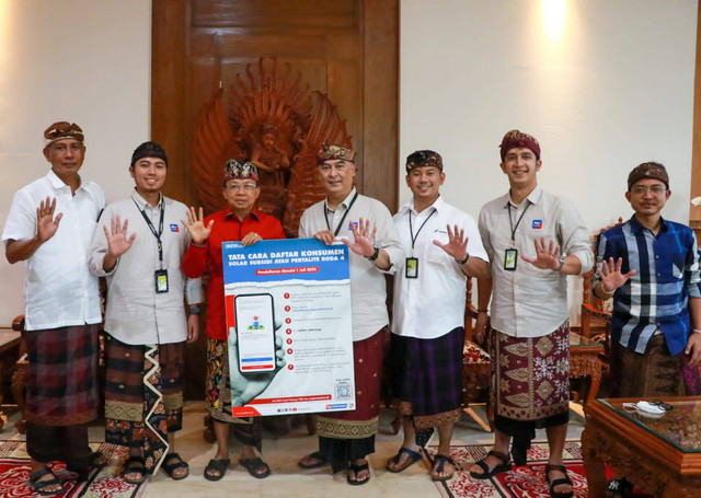 Gubernur Bali I Wayan Koster dalam pertemuan dengan Executive General Manager Pertamina Patra Niaga Region Jatimbalinus Deny Djukardi bersama dengan Sales Area Manager Retail Bali Gusti Anggara dan Tim beserta perwakilan dari Hiswana Migas DPC Bali- IST