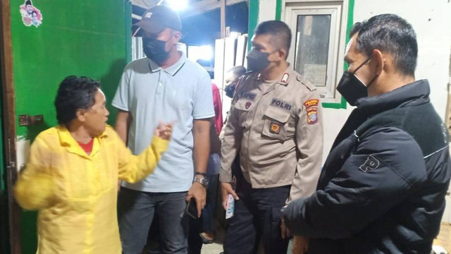 Petugas Polisi Palu Barat saat mendatangi lokasi kejadian di Jalan Sungai Miu, Kelurahan Baru, Kecamatan Palu Barat, Kota Palu, Sabtu malam, 30 Juli 2022. Foto: Istimewa