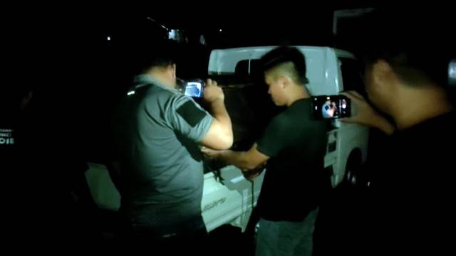 Kendaraan berisi puluhan jeriken solar bersubsidi yang diisi dari SPBU di Desa Tambala, Kabupaten Minahasa saat tertangkap warga.