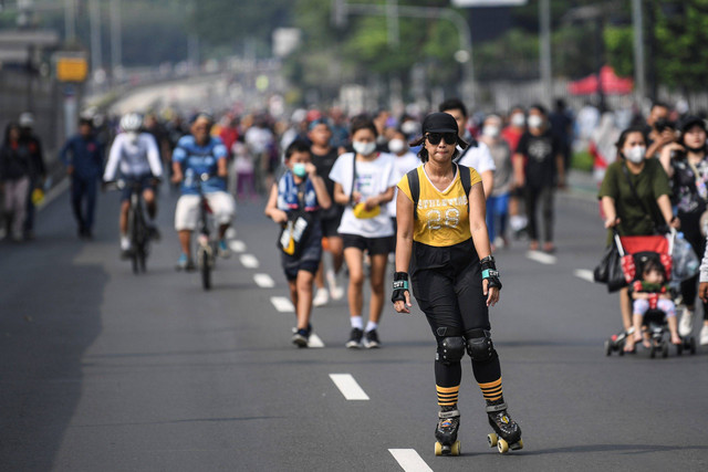 Warga berolahraga saat berlangsungnya Car Free Day atau Hari Bebas Kendaraan Bermotor di kawasan Jenderal Sudirman, Jakarta, Minggu (31/7/2022).  Foto: M Risyal Hidayat/ANTARA FOTO