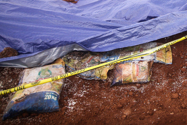 Kondisi barang diduga bansos presiden di Kawasan Kampung Serab, Sukmajaya, Depok, Jawa Barat (31/7/2022).  Foto: Asprilla Dwi Adha/ANTARA FOTO