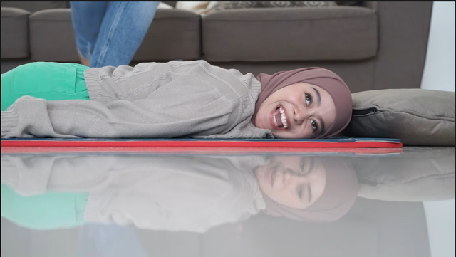 Ekspresi Lesti saat dilakukan kretek abal, dok: Youtube/BEEMZ ARYO