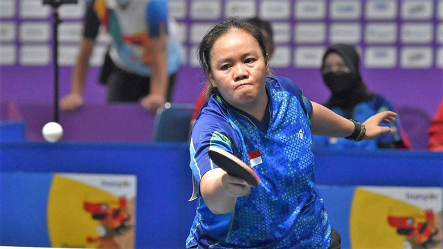 Atlet para tenis meja Indonesia, Suwarti, berlaga dalam para tenis meja beregu putri kelas TT8 di Solo Technopark (STP), Minggu (31/07/2022). FOTO: Dok INASPOC