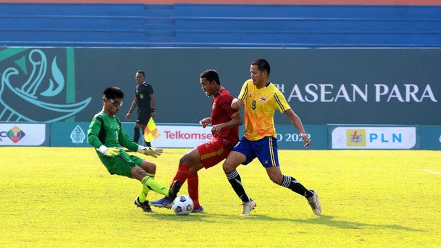 Pemain timnas sepak bola CP Indonesia melawan Thailand di Stadion UNS Solo, Minggu (31/07/2022). FOTO: Dok INASPOC