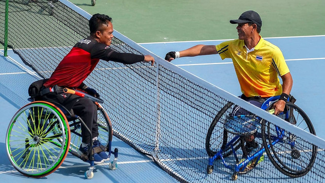 Atlet tenis kursi roda Indonesia dan Thailand. FOTO: Dok INASPOC