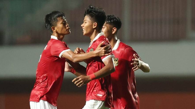 Selebrasi pemain Timnas Indonesia U-16 usai mencetak gol ke gawang Timnas Filipina U-16  pada pertandingan Piala AFF U-16 di Stadion Maguwoharjo, Minggu (31/7).  Foto: Twitter/@pssi