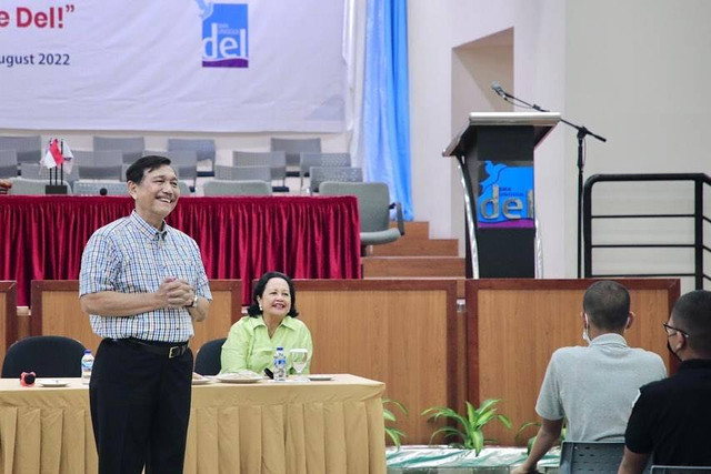 Menko Marves Luhut Binsar Pandjaitan dan istri, berdialog dan memberi pengarahan kepada siswa baru SMA Unggulan DEL. Foto: Instagram/@luhut.pandjaitan