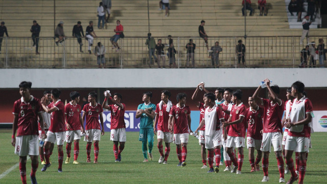 Pesepak bola Timnas Indonesia U-16 berselebrasi usai melawan Timnas Filipina U-16 saat laga AFF U-16 2022 di Stadion Maguwoharjo, Depok, Sleman, D.I Yogyakarta, Minggu (31/7/2022). Foto: Andreas Fitri Atmoko/ANTARA FOTO