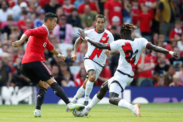 Pemain Manchester United Cristiano Ronaldo beraksi bersama pemain Rayo Vallecano Pathe Ciss di Stadion Old Trafford, Manchester, Inggris, Minggu (31/7/2022). Foto: Action Images via Reuters/Ed Sykes