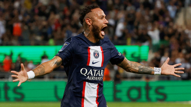 Pemain Paris St Germain Neymar berselebrasi usai mencetak gol saat hadapi Nantes Dennis Appiah di Bloomfield Stadium, Tel Aviv, Israel, Minggu (31/7/2022). Foto: Ammar Awad/REUTERS