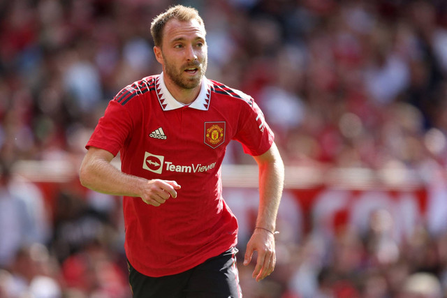 Pemain Manchester United Christian Eriksen beraksi saat hadapi Rayo Vallecano di Stadion Old Trafford, Manchester, Inggris, Minggu (31/7/2022). Foto: Nigel Roddis/AFP