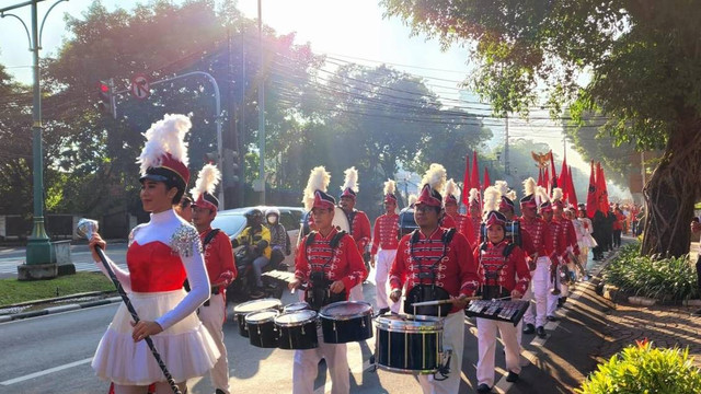 Iring-iringan kader PDIP yang akan daftar ke KPU, Senin (1/8/2022). Foto: PDIP