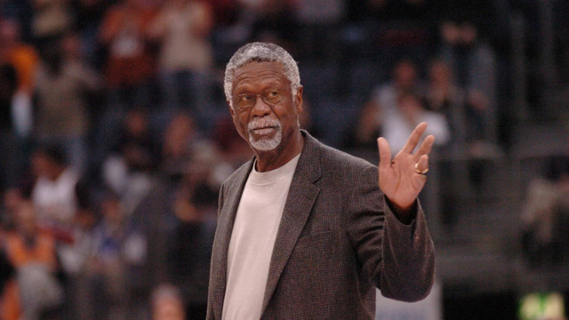 Pemain legendaris NBA Bill Russell diperkenalkan kepada penonton selama NBA Europe Live Tour yang dipersembahkan oleh EA Sports pada 11 Oktober 2006. Foto: Mansoor Ahmed/Getty Images