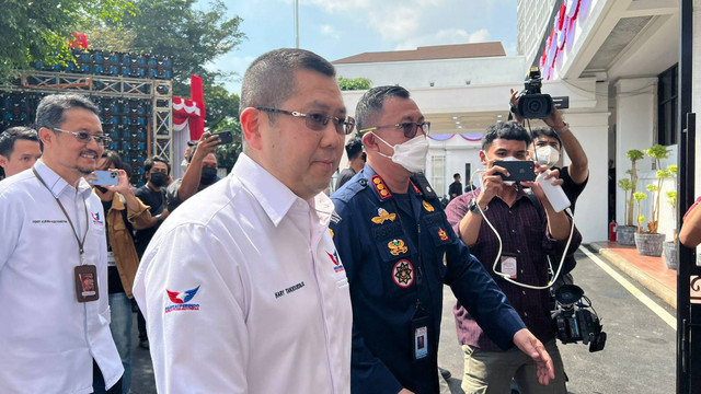 Ketua Umum Partai Persatuan Indonesia (Perindo) Hary Tanoesoedibjo (HT) tiba di gedung KPU pukul 10.00 WIB.  Foto:  Retyan Sekar Nurani/kumparan