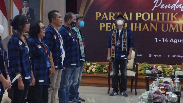 Partai Rakyat Adil Makmur (PRIMA) mendaftarkan Pemilu 2024 di KPU. Foto: Iqbal Firdaus/kumparanPengadilan Jakarta Pusat mengabulkan gugatan yang diajukan oleh Partai Prima. Hasil putusan Pengadilan tersebut memutuskan bahwa KPU harus menunda Pemilu 2024.