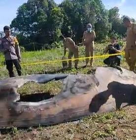 Benda diduga serpihan roket milik China yang ditemukan di ladang warga Pengadang. Foto: Tangkapan Layar Instagram @kampung_pengadang