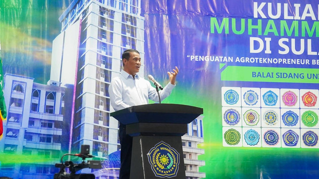 CEO PT Tiran Dr Andi Amran Sulaiman, menjadi pembicara dalam Pembekalan dan Pelepasan Peserta Kuliah Kerja Nyata Muhammadiyah - Aisyiyah (KKN MAs) 