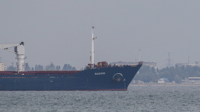 Kapal berbendera Sierra Leone Razoni meninggalkan pelabuhan laut di Odesa setelah memulai kembali ekspor biji-bijian, di tengah serangan Rusia di Ukraina. Foto: Serhii Smolientsev/REUTERS