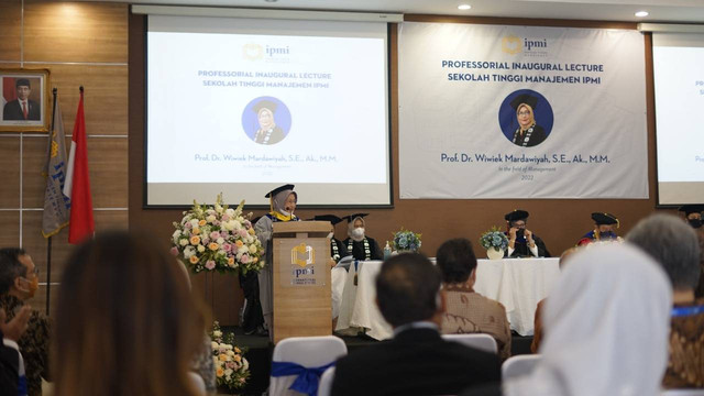 Sekolah Tinggi Manajemen IPMI mengukuhkan Prof. Dr. Wiwiek Mardawiyah, S.E., Ak., M.M., sebagai guru besar pertama IPMI International Business School bidang Ilmu Manajemen di Kalibata, Jakarta, Senin, 1 Agustus 2022. (Foto: Kevin/IPMI Campus)