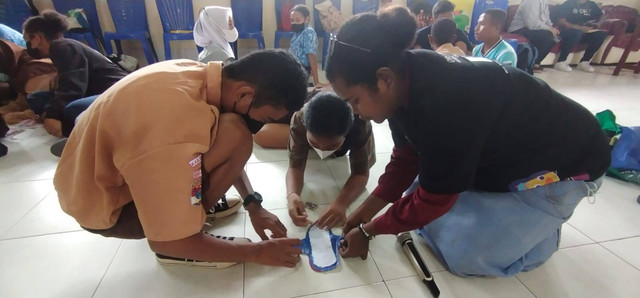 Tampak para pelajar perempuan dan laki-laki diajarkan cara membuat pembalut dari kain, foto: Yanti/BalleoNEWS