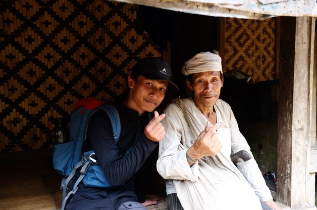 Andika Fauzan Satrio bersama bapak Sapri (warga Baduy Dalam). Kredit foto: Andika Fauzan Satrio/pribadi