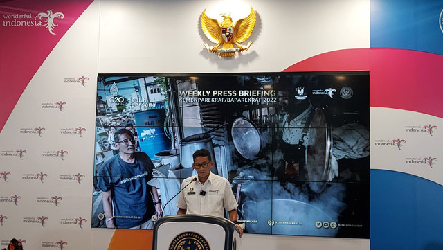 Menparekraf Sandiaga Uno dalam Weekly Press Briefing yang digelar di Gedung Sapta Pesona Kementerian Pariwisata dan Ekonomi Kreatif (Kemenparekraf), Senin (1/8). Foto: Gitario Vista Inasis/kumparan