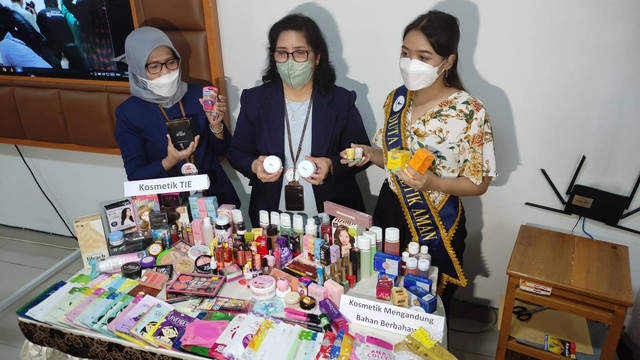 Ribuan kosmetik ilegal asal China berhasil diamankan Balai Besar Pengawasan Obat dan Makanan (BBPOM) Jawa Tengah. Foto: Intan Alliva Khansa/kumparan