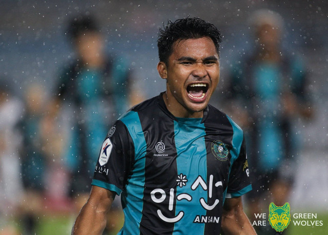 Selebrasi Asnawi Mangkualam dalam laga Ansan Greeners vs Jeonnam Dragons pada lanjutan K League 2 (Divisi 2 Liga Korsel) di Ansan Wa Stadium, Minggu (31/7/2022). Foto: Dok Ofisial Ansan Greeners