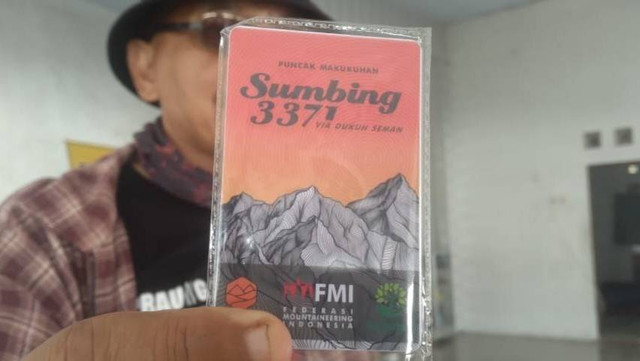 Seorang pendaki Gunung Sumbing di Basecamp Bimawari Dukuh Seman, Desa Wonosari, Kecamatan Bulu, Kabupaten Temanggung menunjukkan "Kartu Pintar' pendakian. Foto: ari/Tugu Jogja