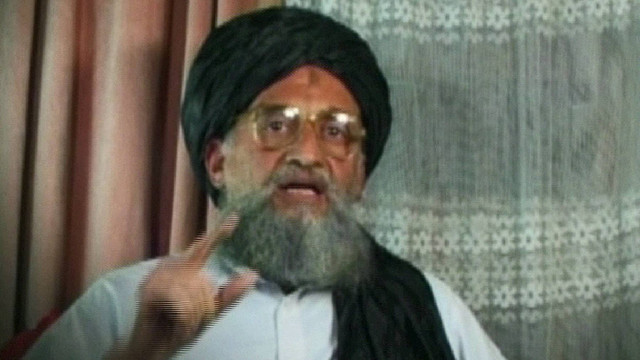 Pimpinan Al-Qaeda Ayman al-Zawahiri berbicara dalam rekaman video yang disiarkan oleh saluran berita Al-Jazeera yang berbasis di Qatar pada tanggal 05 Maret 2006. Foto: AL-JAZEERA / AFP