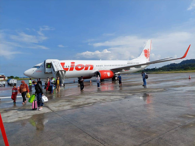 Pesawat lion air saat mendarat di Bandara Frans Kaisiepo Airport di  Biak, Papua