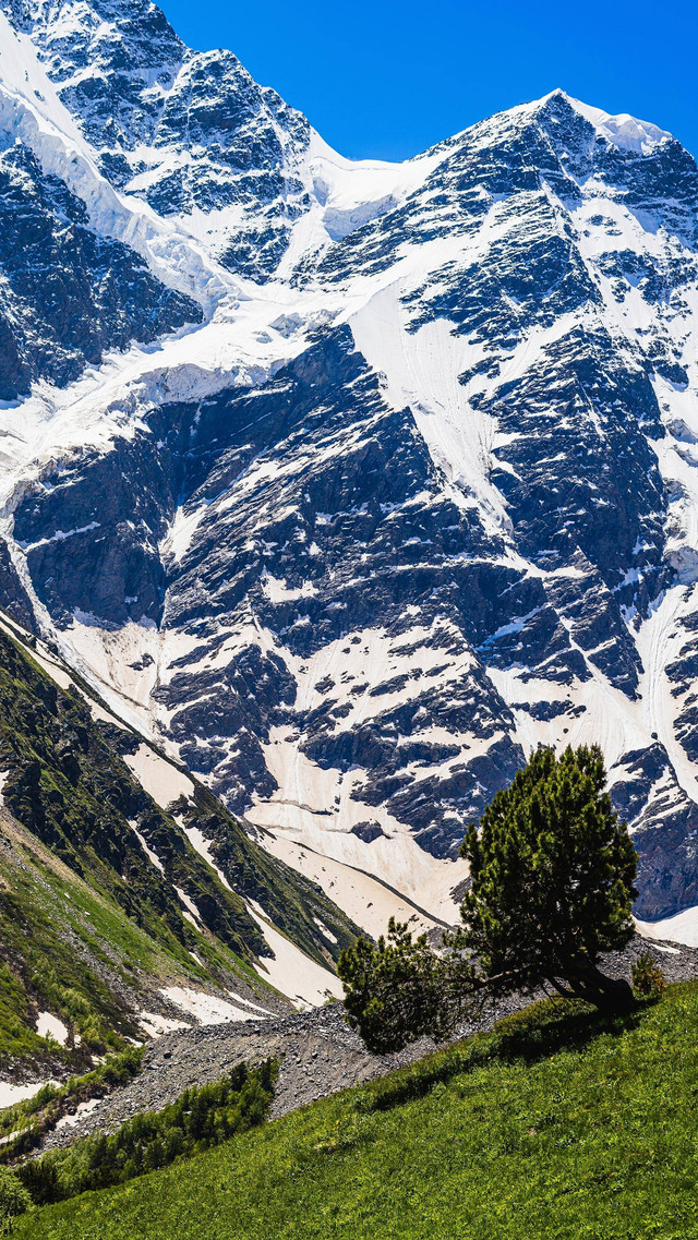 Panorama Gunung Elbrus di Rusia. Foto: Dmitriy Kandinskiy/Shutterstock