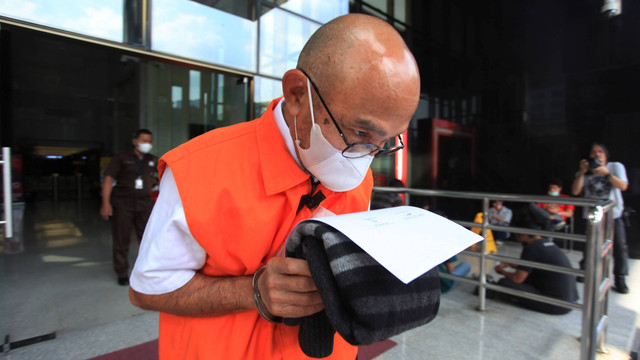 Tersangka Vice President Real Estate PT Summarecon Agung Tbk Oon Nusihono berjalan menuju mobil tahanan usai menjalani pemeriksaan di Gedung Merah Putih KPK, Jakarta, Senin (1/8/2022). Foto: Reno Esnir/ANTARA FOTO