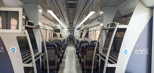 Tukar tempat duduk di kereta api, foto unplash, Edwin Petrus
