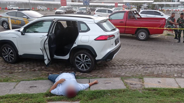 Seorang pria ditemukan tidak bernyawa di parkiran mobil Bandara Sultan Hasanuddin Makassar, Selasa (2/8/2022) pagi. Foto: Dok. Istimewa