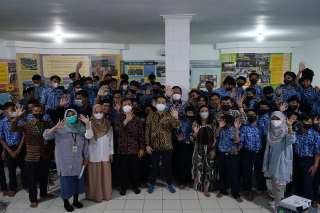 Terlihat kehadiran Mr. Tae Yong Shim selaku CEO Mirae Asset Sekuritas Indonesia didampingi Arisandhi Indrodwisatio selaku Direktur Mirae Asset Sekuritas Indonesia. Kedatangan tersebut disambut langsung oleh Etika Setiawanti selaku Direktur Resource Mobilization Dompet Dhuafa dan Mulyadi Saputra selaku Kepala Lembaga Pengembangan Insani (LPI) Dompet Dhuafa yang langsung mengajak berkeliling untuk melihat berbagai sarana dan prasarana program unggulan dalam bidang pendidikan besutan Dompet Dhuafa. (Kamis, 21/07/2022)