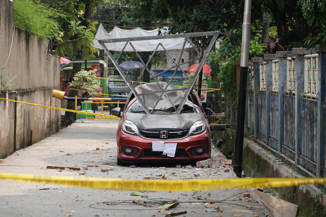 Sebuah mobil tertimpa puing-puing robohnya tembok proyek revitalisasi Gelanggang Olah Raga (GOR) Mampang di Pela Mampang, Jakarta Selatan, Selasa (2/8/2022). Foto: Jamal Ramadhan/kumparan