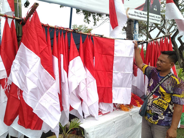 Pedagang pernak-pernak HUT RI di kawasan Poros, Kabupaten Karimun. Foto: Khairul S/kepripedia.com